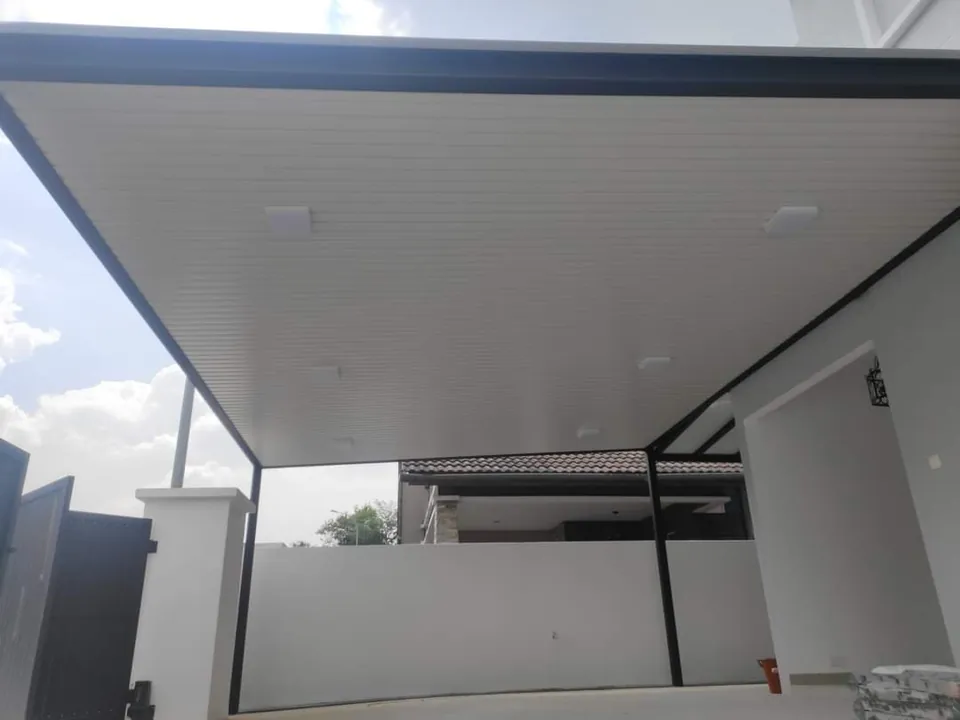 Car porch with a white aluminium strip ceiling