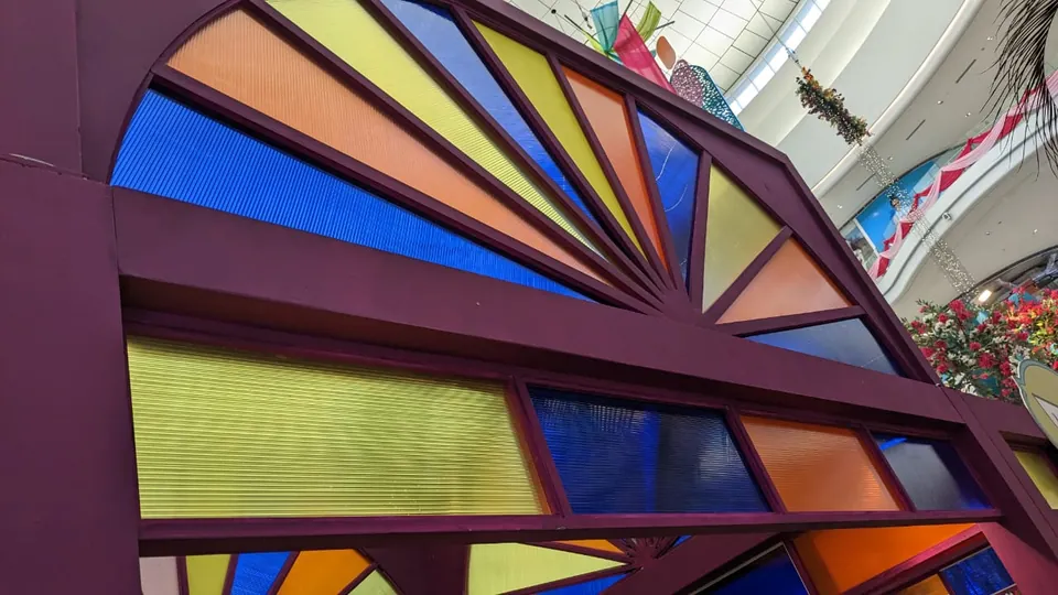 Coloured hollow polycarbonate in a decorative frame