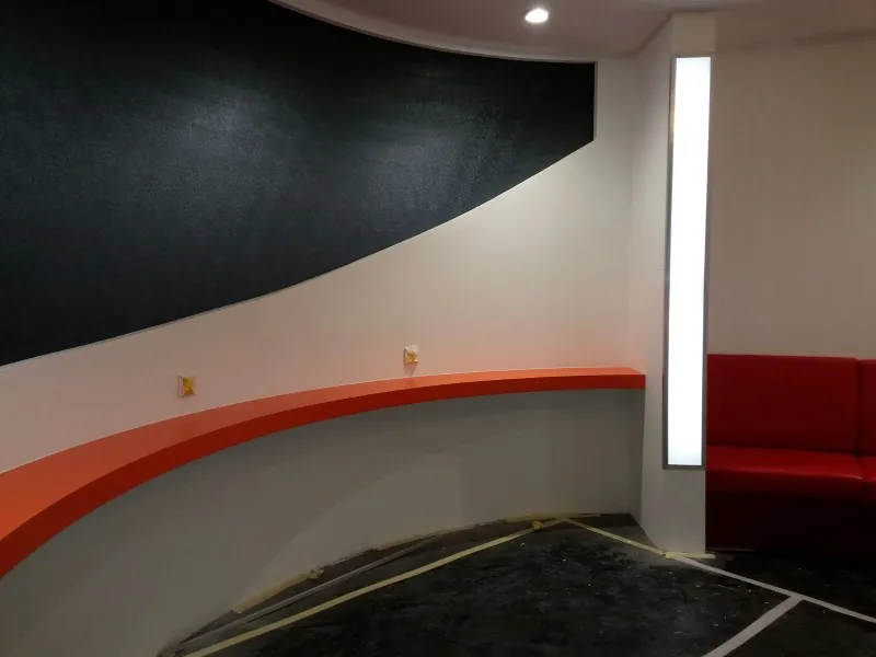 Curved polycarbonate wall partition in an office lounge