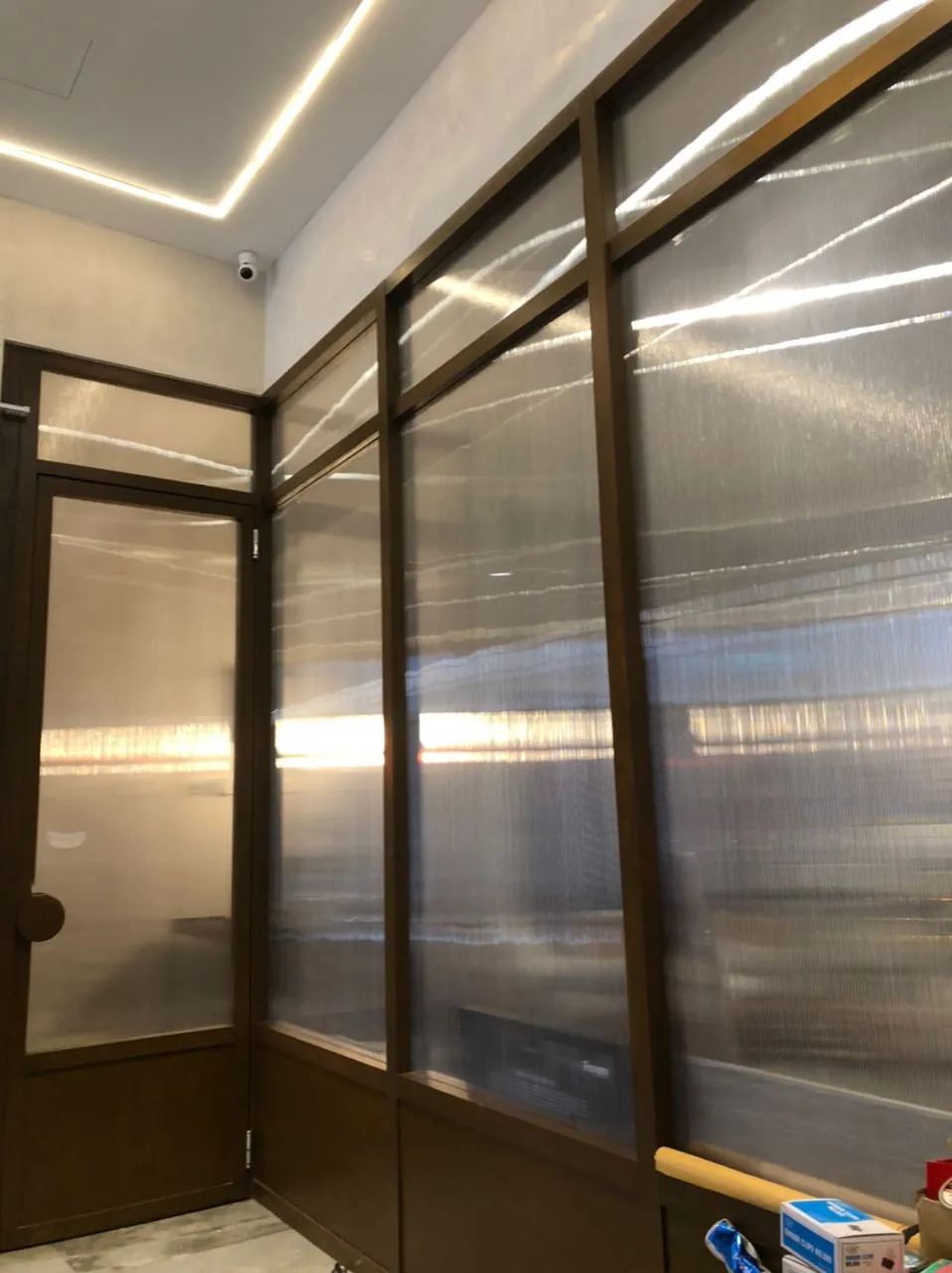Hollow polycarbonate wall panels in a shop
