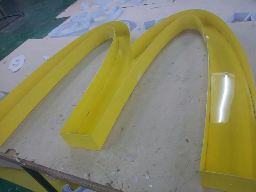 Polycarbonate letters for an illuminated sign