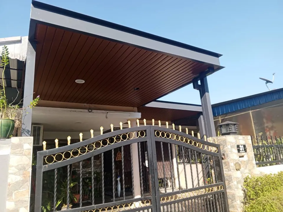 Car porch awning framed with U-purlins